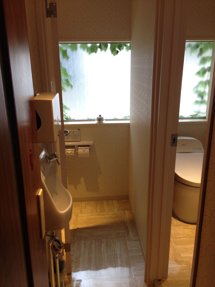 和室６畳　共有バスルーム　素泊まり バスルーム1 | 中安旅館