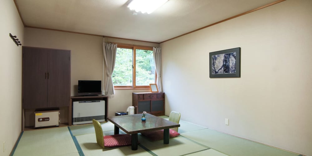 [本館] 大部屋16.5畳(お手洗い, 洗面所なし) 客室16 | 谷地温泉