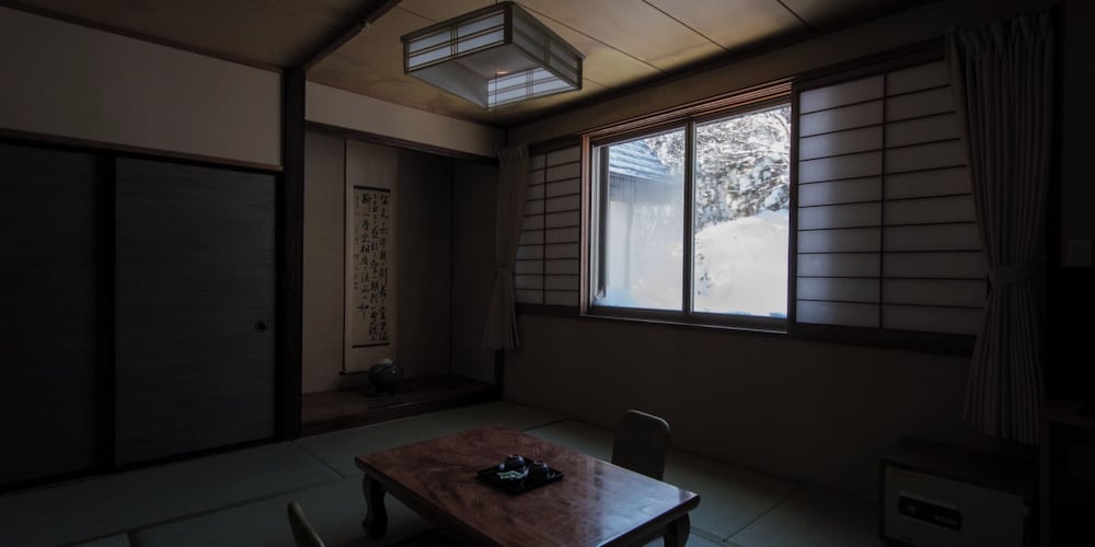 [東館] 和室8畳 (お手洗い, 洗面所なし) 客室3 | 谷地温泉