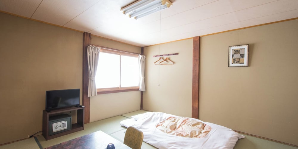 [本館] 和室8畳(お手洗い, 洗面所なし) 客室6 | 谷地温泉