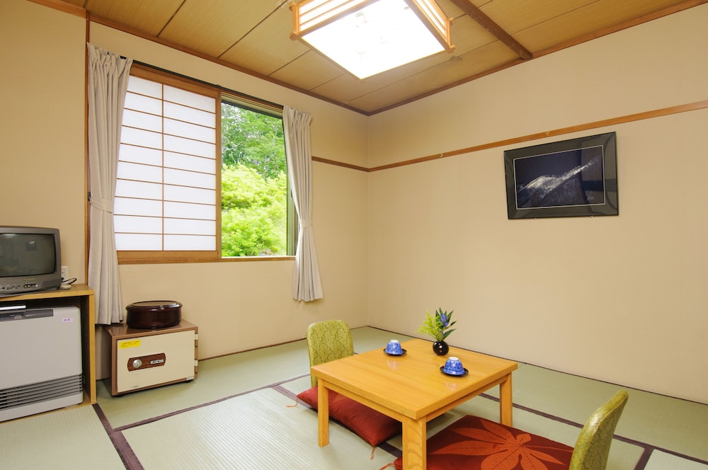 [東館] 和室8畳 (お手洗い, 洗面所なし) | 谷地温泉