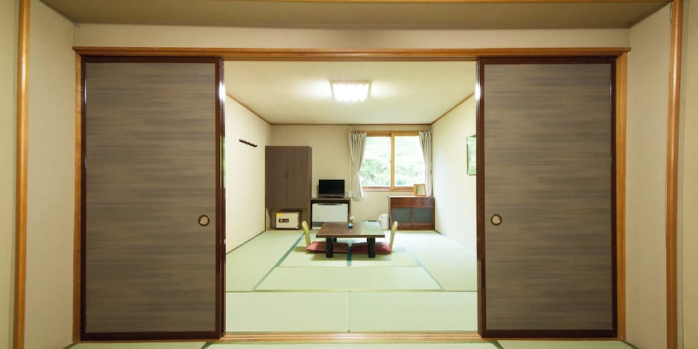 [本館] 大部屋16.5畳(お手洗い, 洗面所なし) 客室14 | 谷地温泉