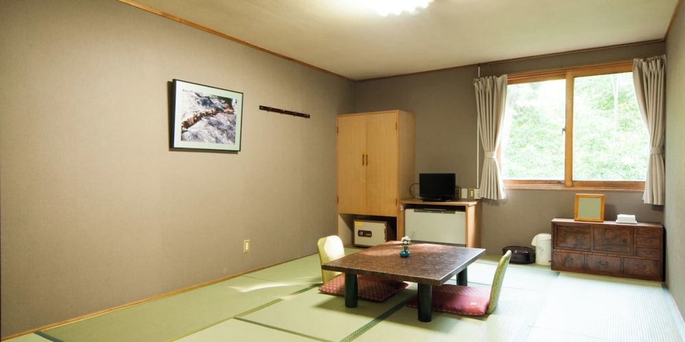 [本館] 大部屋16.5畳(お手洗い, 洗面所なし) 客室18 | 谷地温泉