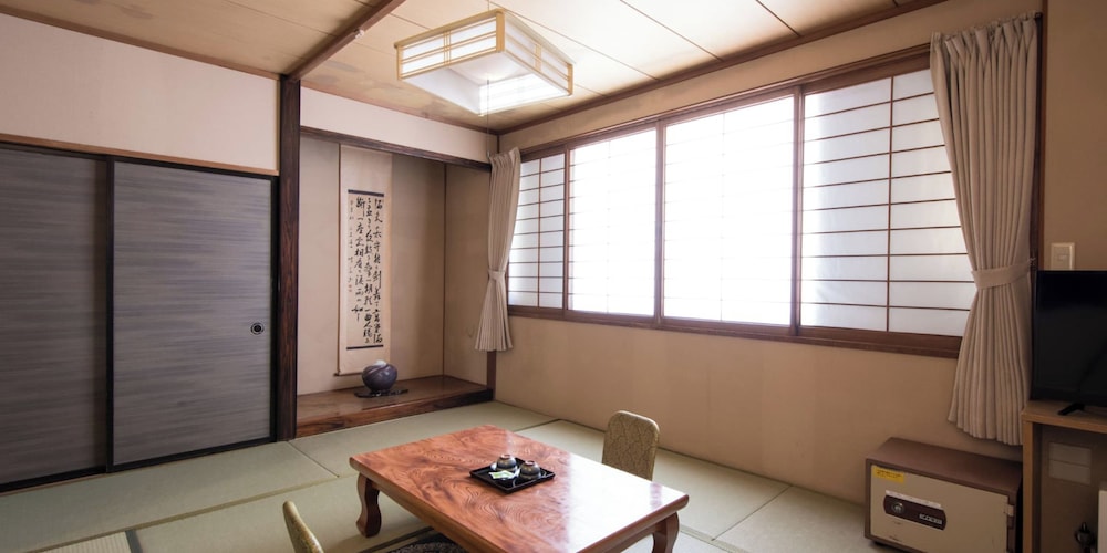 [東館] 和室8畳 (お手洗い, 洗面所なし) 客室5 | 谷地温泉