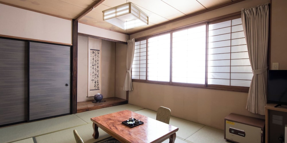 [東館] 和室8畳 (お手洗い, 洗面所なし) 客室6 | 谷地温泉