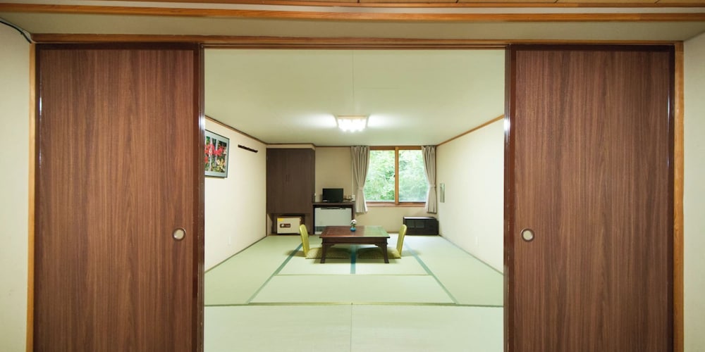 [本館] 大部屋16.5畳(お手洗い, 洗面所なし) 客室15 | 谷地温泉