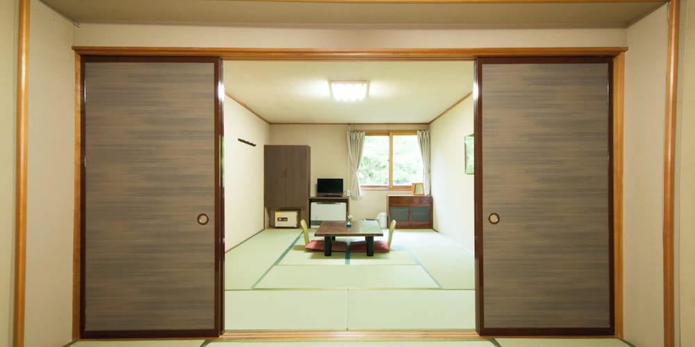 [本館] 大部屋16.5畳(お手洗い, 洗面所なし) 客室21 | 谷地温泉