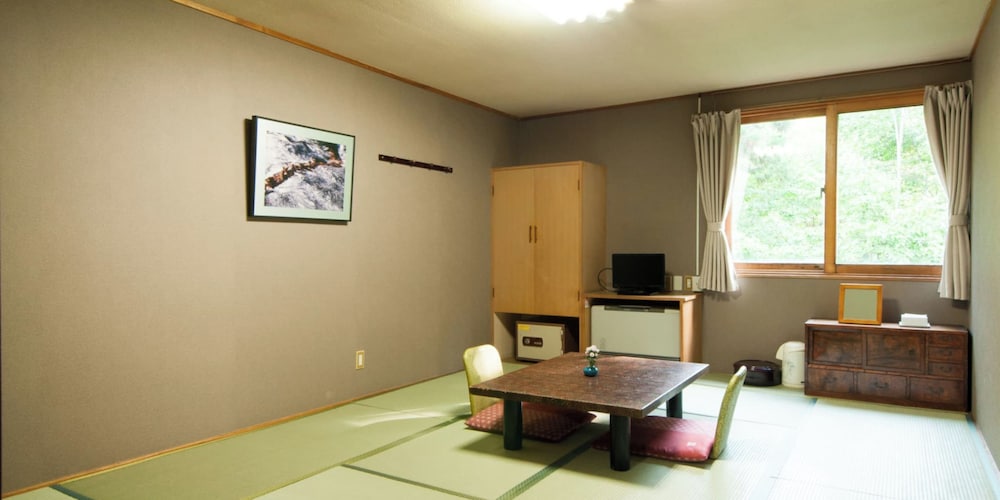 [本館] 大部屋16.5畳(お手洗い, 洗面所なし) 客室11 | 谷地温泉