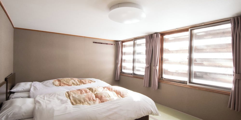 [本館] 和室10畳(お手洗い, 洗面所なし) 客室5 | 谷地温泉