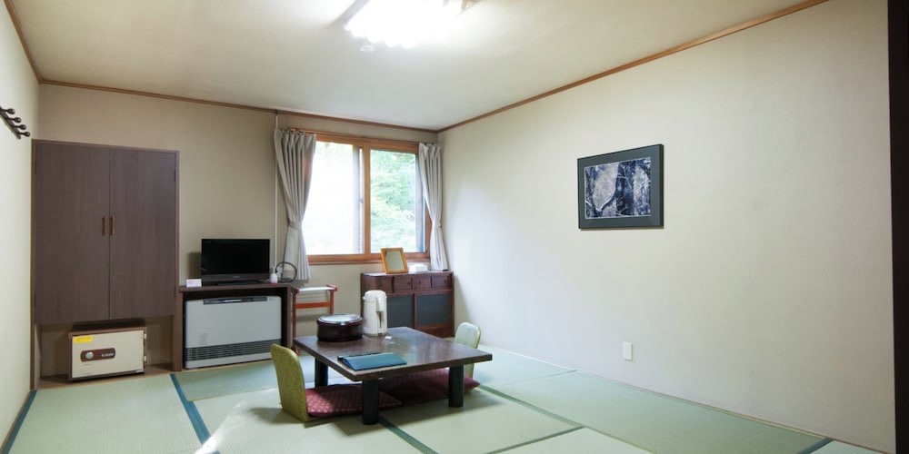 [本館] 大部屋16.5畳(お手洗い, 洗面所なし) 客室8 | 谷地温泉