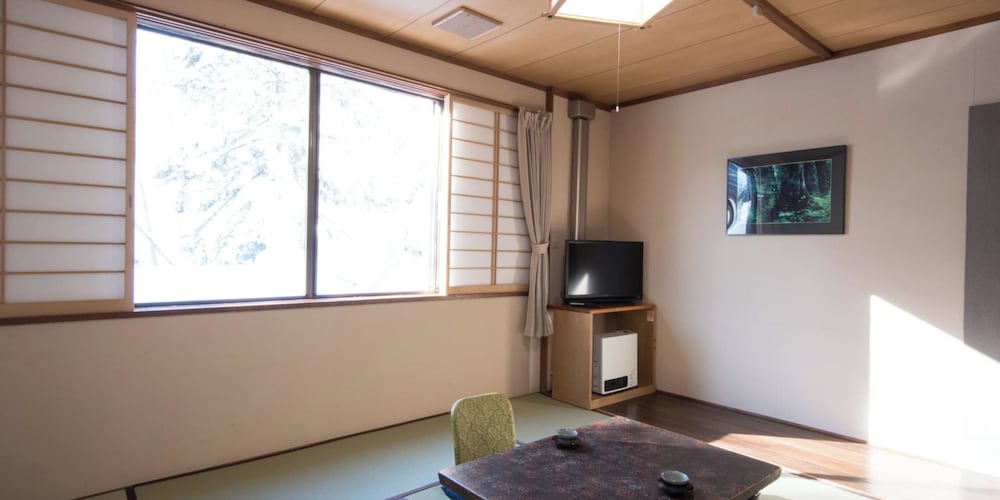 [東館] 和室8畳 (お手洗い, 洗面所なし) 客室7 | 谷地温泉