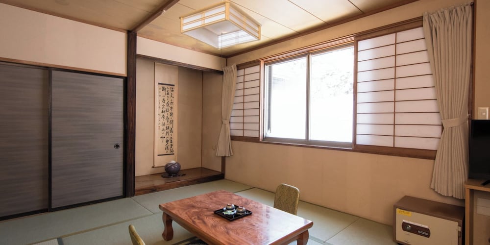 [東館] 和室8畳 (お手洗い, 洗面所なし) 客室10 | 谷地温泉