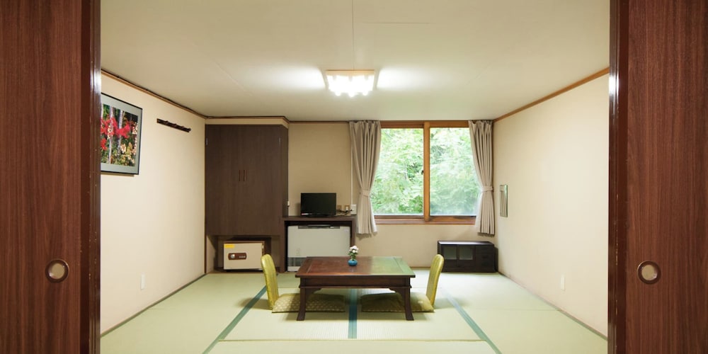 [本館] 大部屋16.5畳(お手洗い, 洗面所なし) 客室13 | 谷地温泉