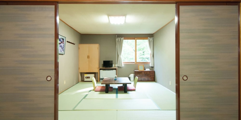 [本館] 大部屋16.5畳(お手洗い, 洗面所なし) 客室12 | 谷地温泉