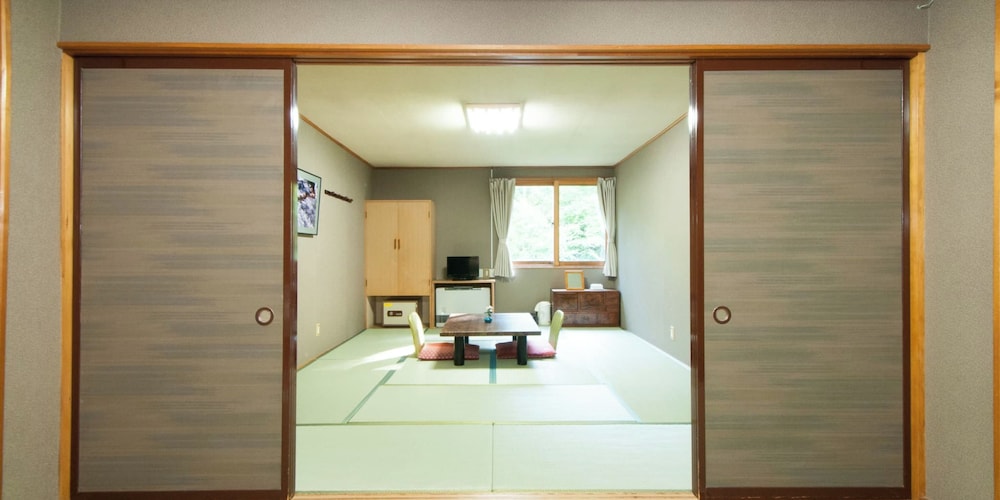 [本館] 大部屋16.5畳(お手洗い, 洗面所なし) 客室22 | 谷地温泉