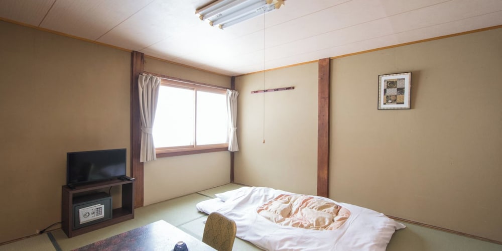 [本館] 和室8畳(お手洗い, 洗面所なし) 客室4 | 谷地温泉