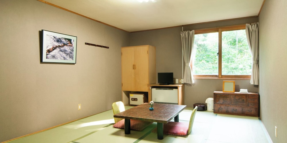 [本館] 大部屋16.5畳(お手洗い, 洗面所なし) 客室7 | 谷地温泉