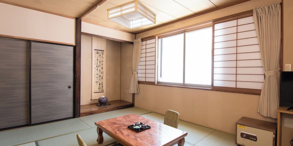 [東館] 和室8畳 (お手洗い, 洗面所なし) 客室4 | 谷地温泉