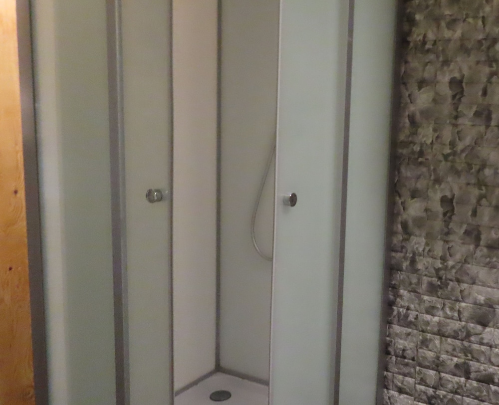 ベーシック トリプルルーム バスルーム2 | ソフィアス アパートメント