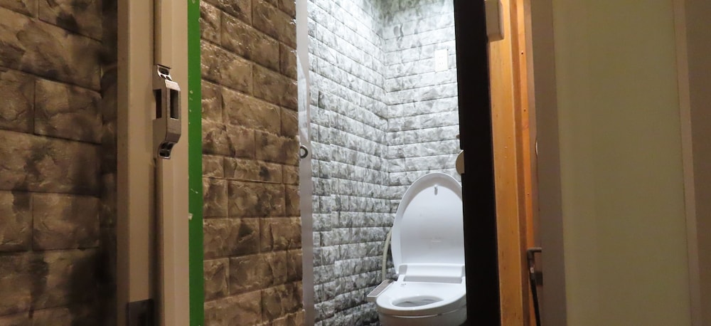 ベーシック トリプルルーム バスルーム1 | ソフィアス アパートメント