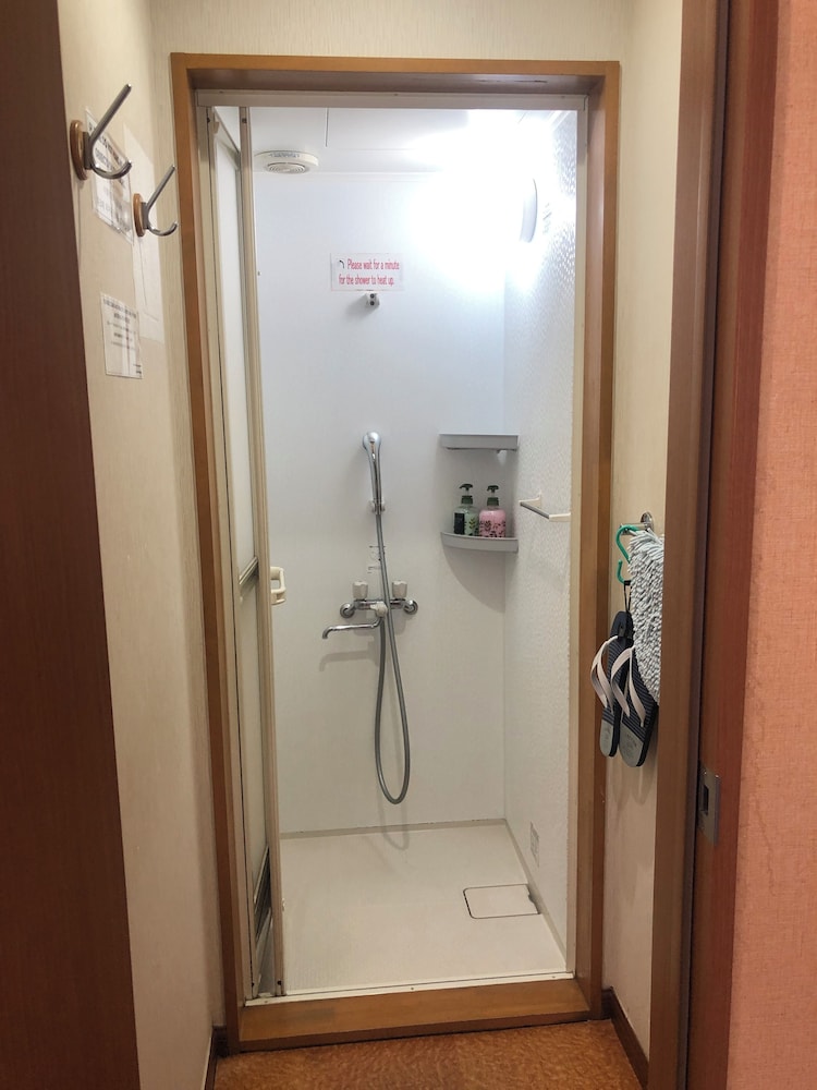 ツインルーム 共用バスルーム (with Bunk Bed) 共用バスルーム1 | マウント富士ホステルマイケルズ