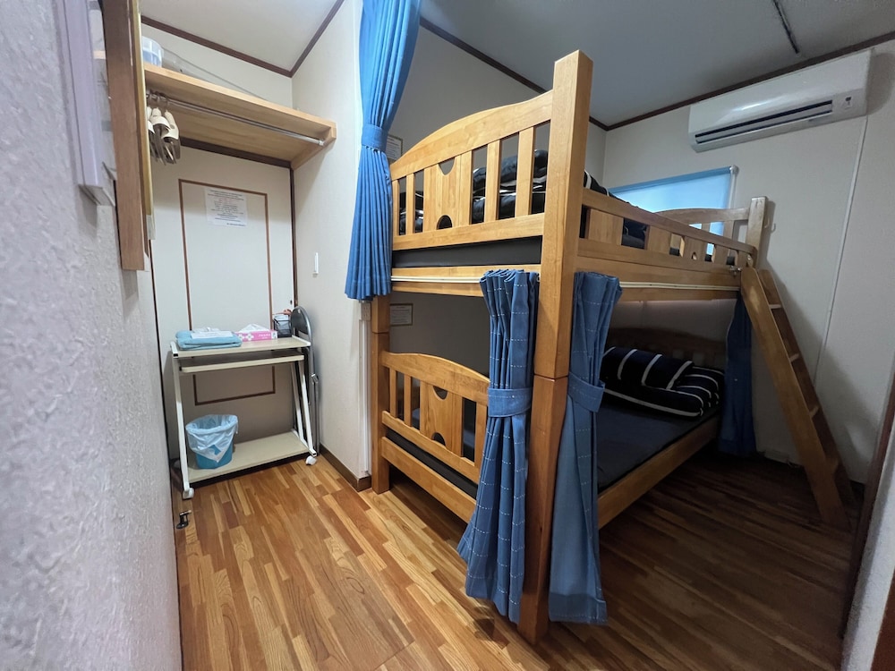 ツインルーム 共用バスルーム (with Bunk Bed) | マウント富士ホステルマイケルズ