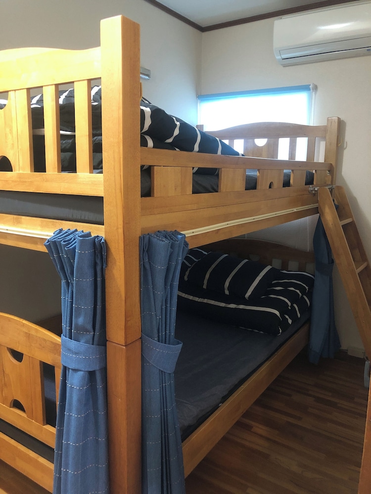 ツインルーム 共用バスルーム (with Bunk Bed) 客室1 | マウント富士ホステルマイケルズ