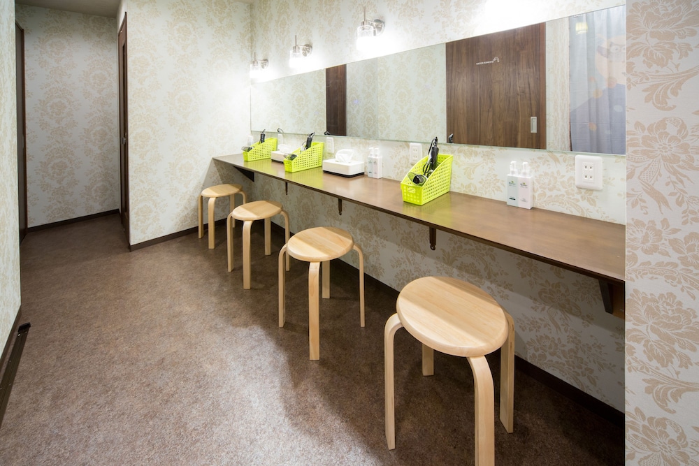 カプセルタイプ男女混合ドミトリー 2連コネクティングルーム 禁煙 (カプセルの間仕切りは開閉可能) 客室2 | ホステル わさび名古屋駅前