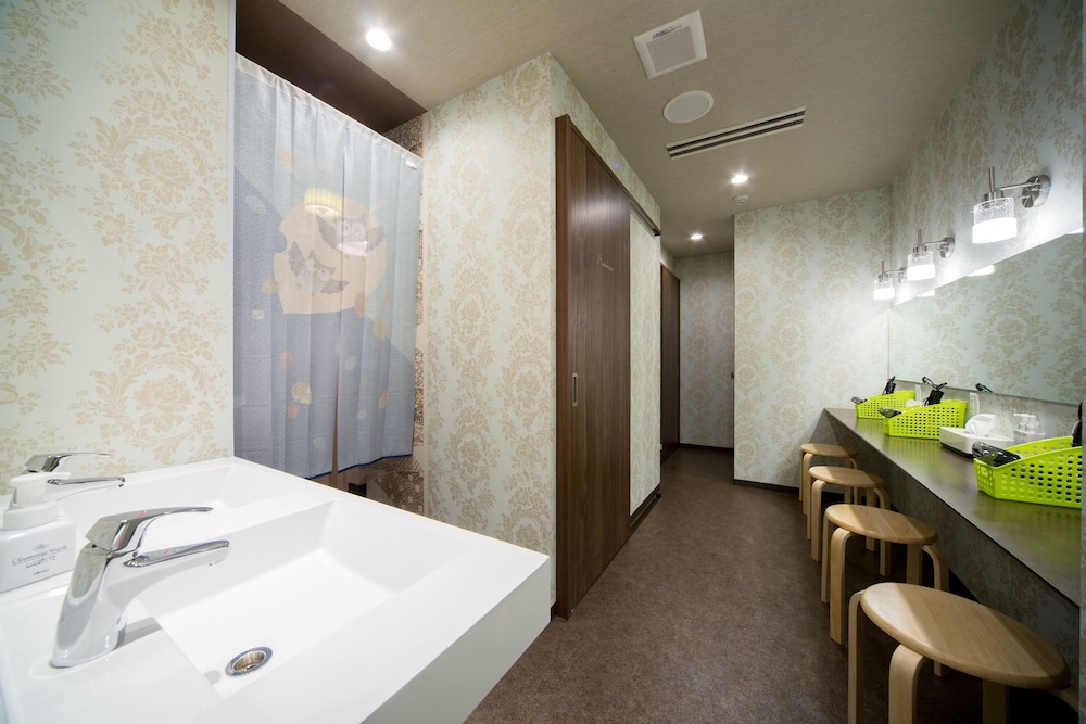 カプセルタイプ男女混合ドミトリー 2連コネクティングルーム 禁煙 (カプセルの間仕切りは開閉可能) バスルーム0 | ホステル わさび名古屋駅前