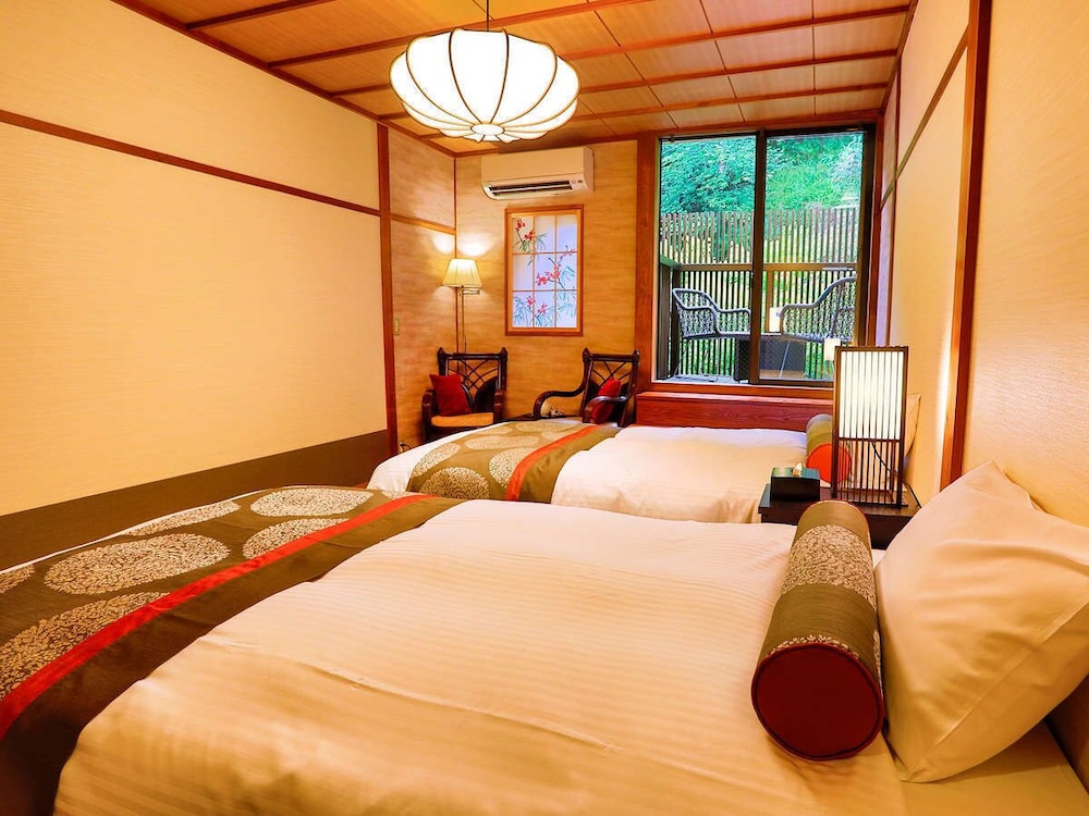 ベーシック ルーム シングルベッド 2 台 バルコニー | 城崎温泉 夢こやど 天望苑