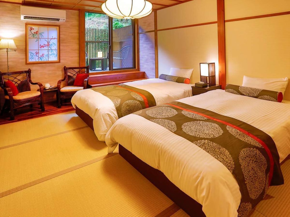 ベーシック ルーム シングルベッド 2 台 バルコニー 客室2 | 城崎温泉 夢こやど 天望苑