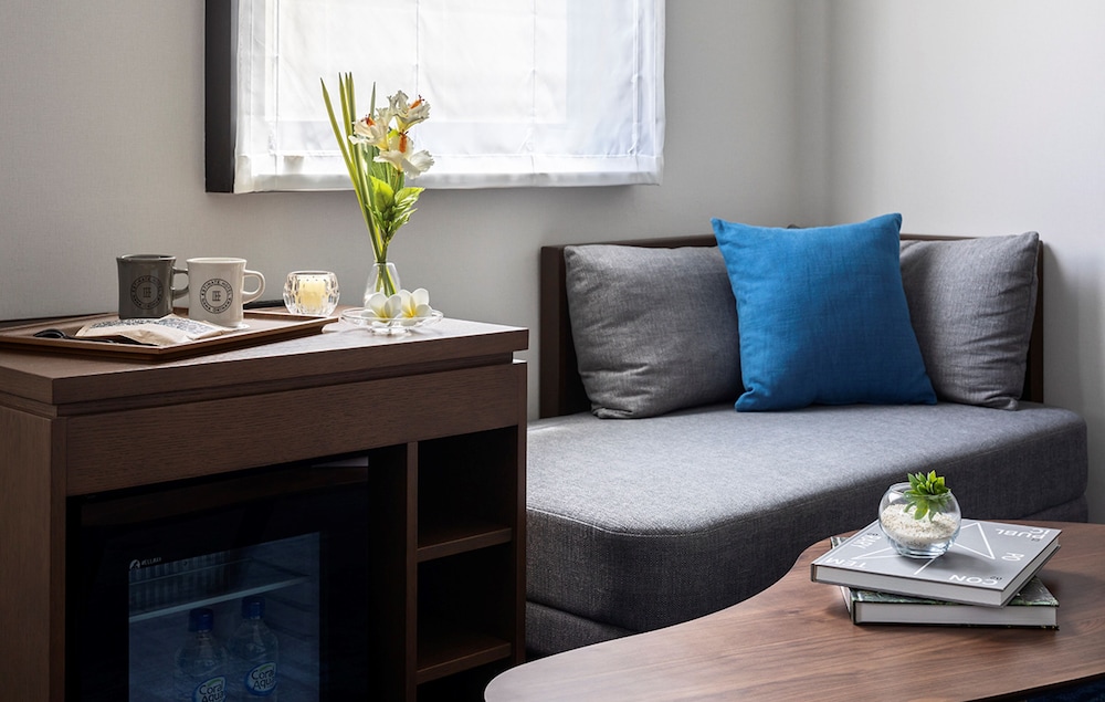 琉球モダン　キング　禁煙 リビング エリア1 | エスティネートホテル那覇