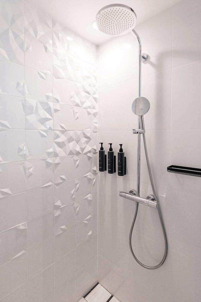 デラックス ロフト クイーンベッド 1 台ソファーベッド付き 禁煙 バスルーム1 | アロフト大阪堂島