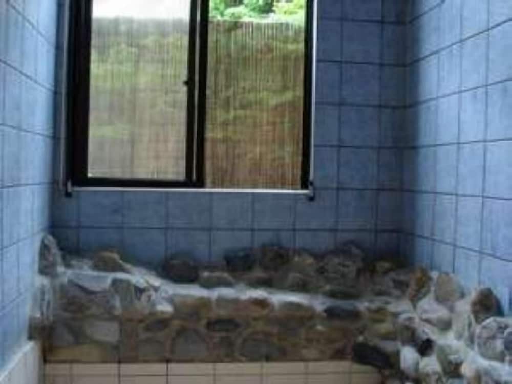 栂の間「半露天風呂付」 深めの浴槽0 | 四季の宿処 一花館
