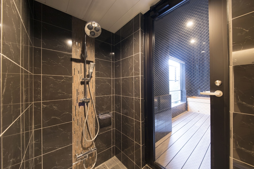 エコノミー ツインルーム ベッド (複数台) 専用バスルーム バスルームのシャワー0 | 箱根強羅 別邸今宵