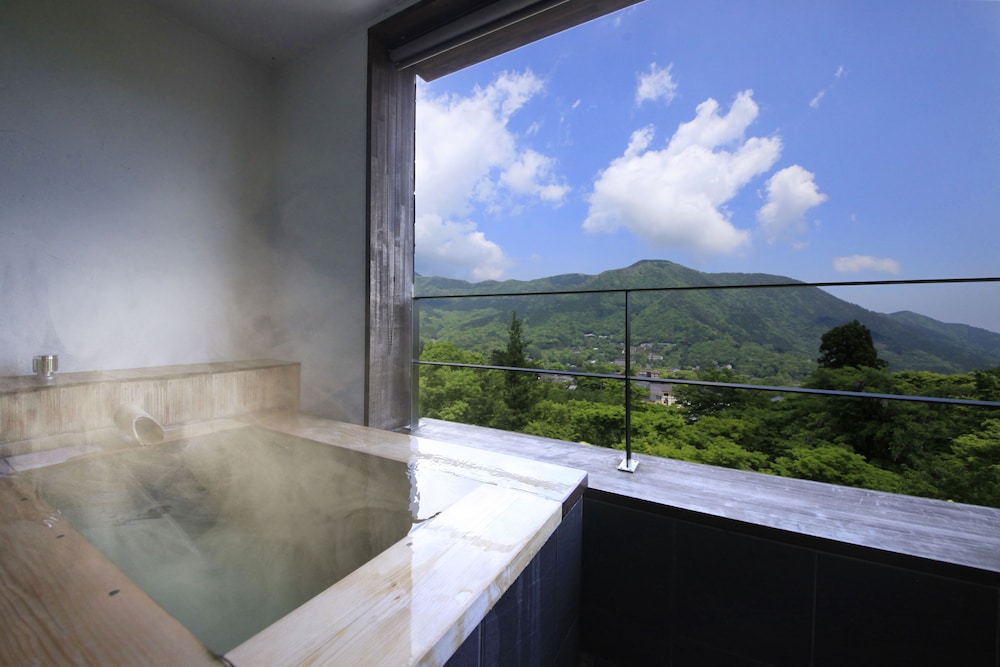 スーペリア ツインルーム ベッド (複数台) 専用バスルーム マウンテンビュー バスルーム1 | 箱根強羅 別邸今宵