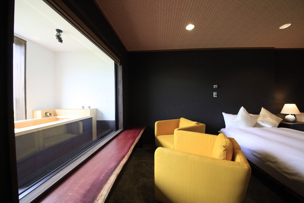 スーペリア ツインルーム ベッド (複数台) 専用バスルーム マウンテンビュー 客室1 | 箱根強羅 別邸今宵