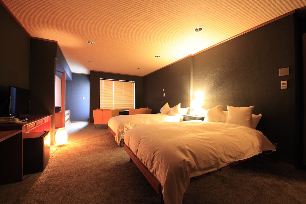 スーペリア ツインルーム ベッド (複数台) 専用バスルーム マウンテンビュー 客室2 | 箱根強羅 別邸今宵