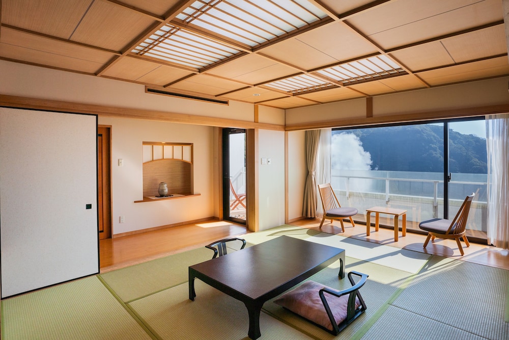 [最上階] プレミアデラックス和室10畳 (湯けむりビュー) 64m² 禁煙 客室2 | 霧島国際ホテル