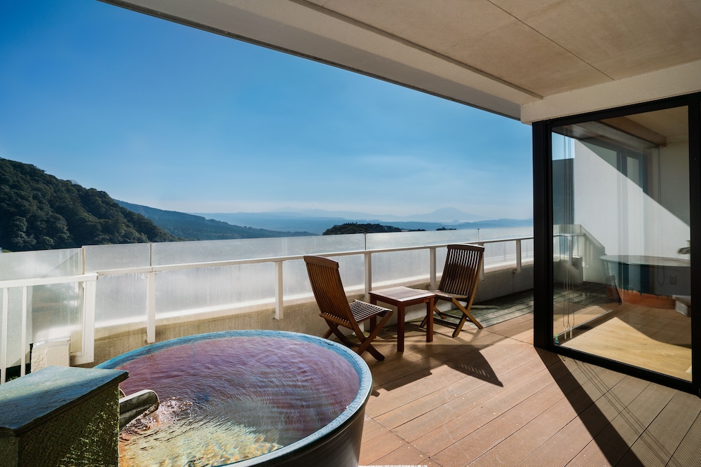 [最上階] プレミアデラックス和洋室 (湯けむりビュー露天風呂付) 64m² 禁煙 リビング エリア0 | 霧島国際ホテル