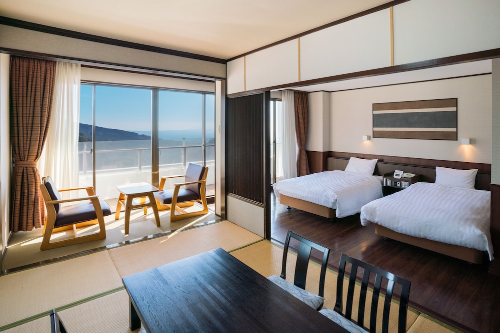 和洋室 ツイン+7.5畳 (湯けむりビュー ) 48m² 禁煙 客室1 | 霧島国際ホテル