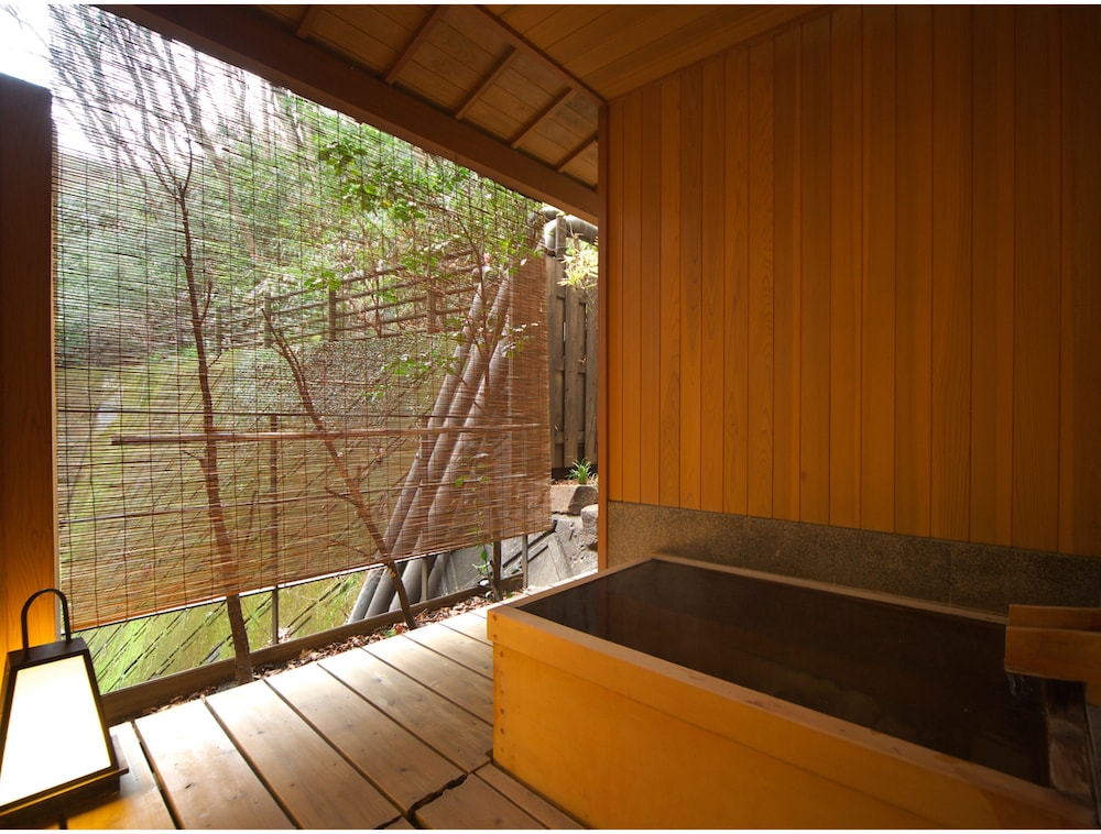 [坐忘] 翁草　和室 (8帖＋8帖)　露天風呂付 バスルーム0 | 四季の湯座敷 武蔵野別館