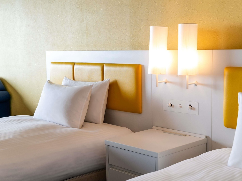 スタンダード ルーム シングルベッド 3 台 マウンテンビュー (Mediterranean Style) 客室3 | グランドメルキュール淡路島リゾート & スパ