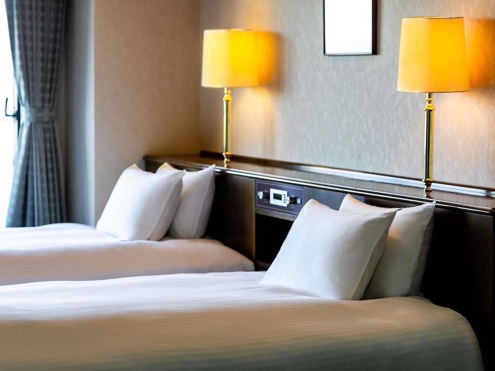 クラシック スイート ベッド (複数台) マウンテンビュー (Japanese Western Style) 客室1 | グランドメルキュール淡路島リゾート & スパ