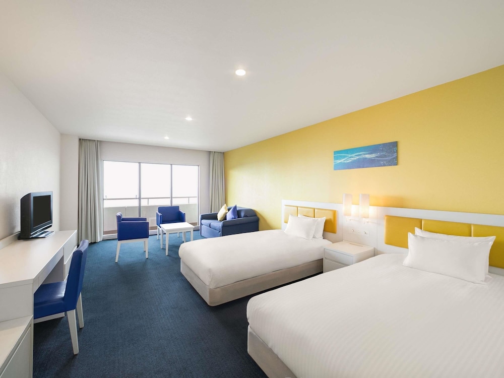 スタンダード ルーム シングルベッド 3 台 マウンテンビュー (Mediterranean Style) 客室1 | グランドメルキュール淡路島リゾート & スパ