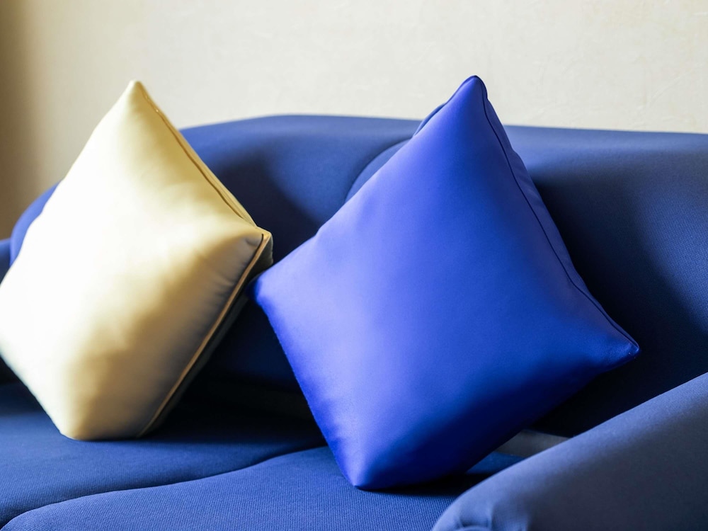 スタンダード ルーム シングルベッド 3 台 マウンテンビュー (Mediterranean Style) 客室5 | グランドメルキュール淡路島リゾート & スパ