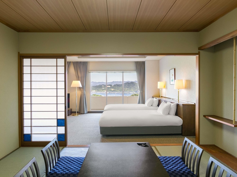 クラシック スイート ベッド (複数台) マウンテンビュー (Japanese Western Style) 客室2 | グランドメルキュール淡路島リゾート & スパ