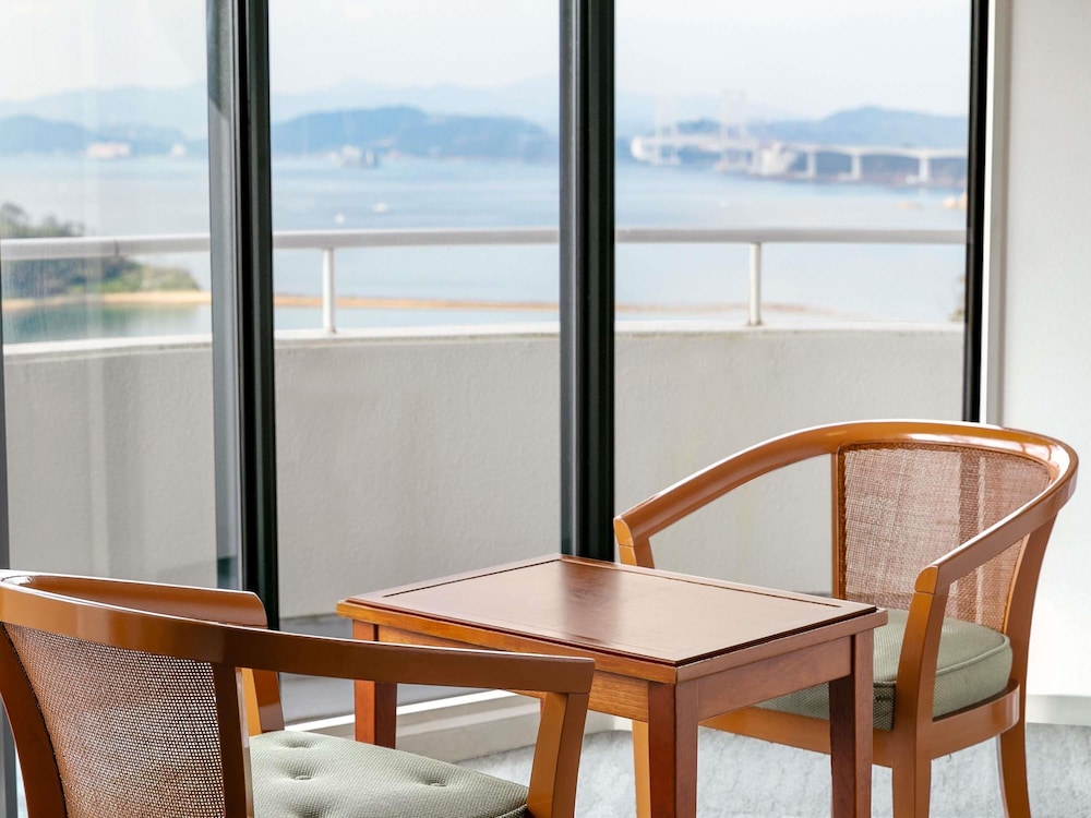 クラシック ルーム シングルベッド 2 台 シービュー (Corner) 客室1 | グランドメルキュール淡路島リゾート & スパ