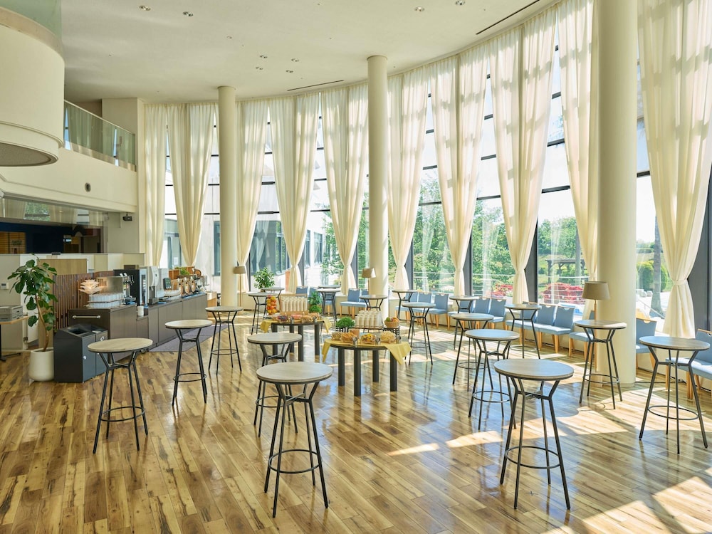 スタンダード ルーム シングルベッド 3 台 マウンテンビュー (Mediterranean Style) 客室2 | グランドメルキュール淡路島リゾート & スパ