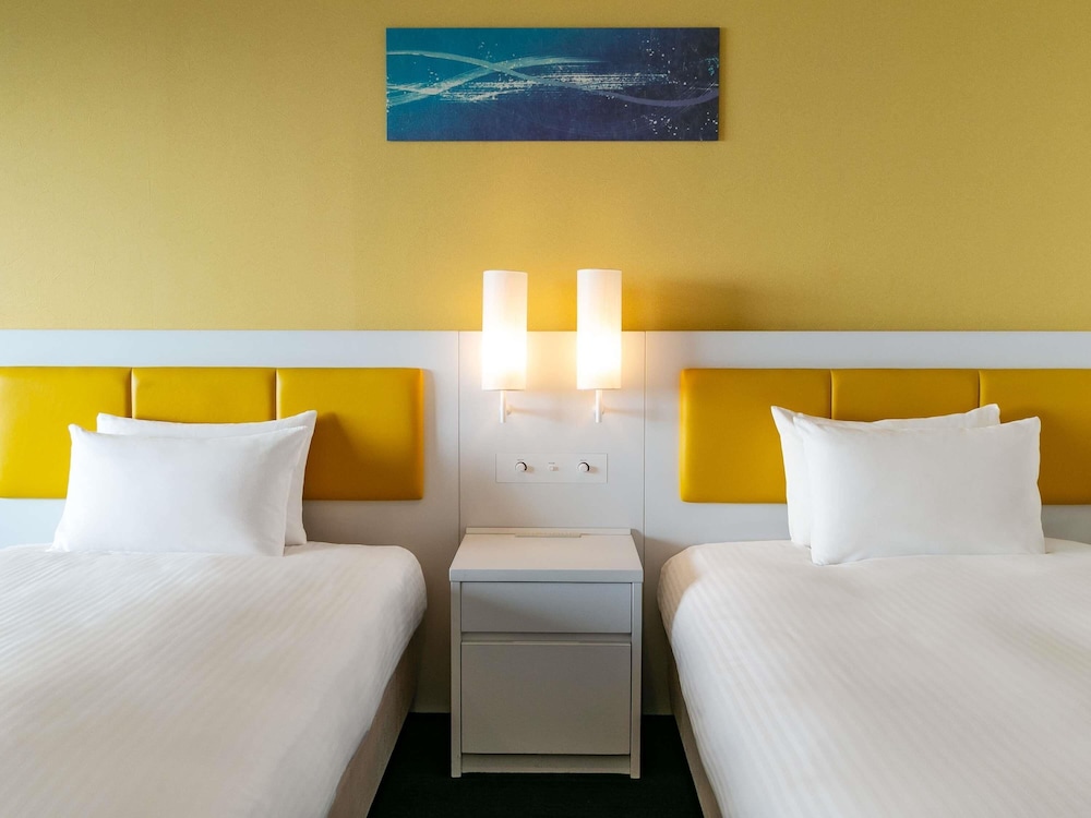 スタンダード ルーム シングルベッド 3 台 マウンテンビュー (Mediterranean Style) | グランドメルキュール淡路島リゾート & スパ